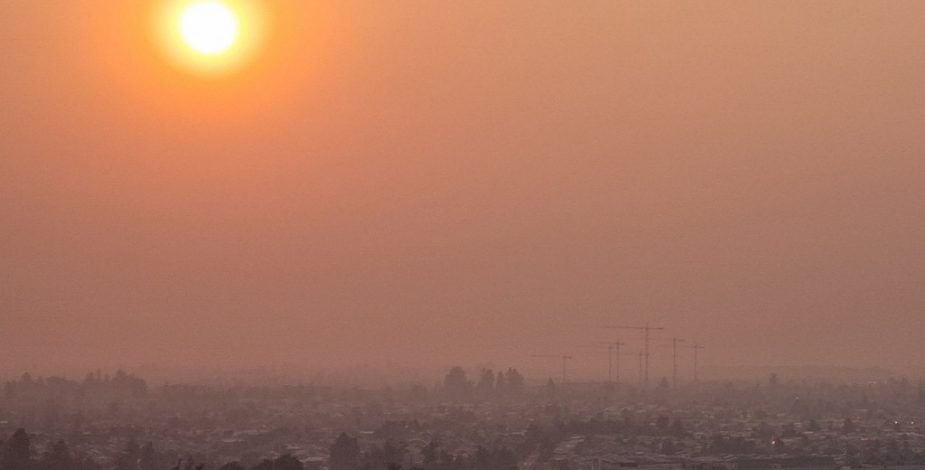 ¿Nubosidad en la capital?: Llega a la Región Metropolitana el humo de los incendios forestales