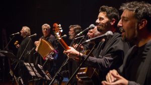 Quilapayún despide a Carlos Quezada, una de sus voces emblemáticas, en su concierto Chile-Francia