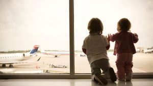 Insólito: abandonaron a hijo de dos años en aeropuerto para no pagar pasaje extra