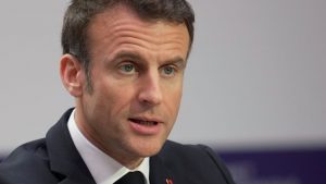 Gobierno de Macron sobrevive a mociones de censura y aprueba ley de pensiones