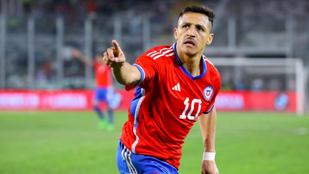 Alexis Sánchez estiró su diferencia como goleador histórico de La Roja y superó los 50 goles
