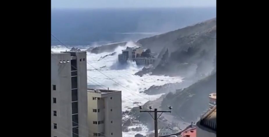Exministro de Medio Ambiente realiza crítica compartiendo video de gigantescas marejadas golpeando un edificio en Concón