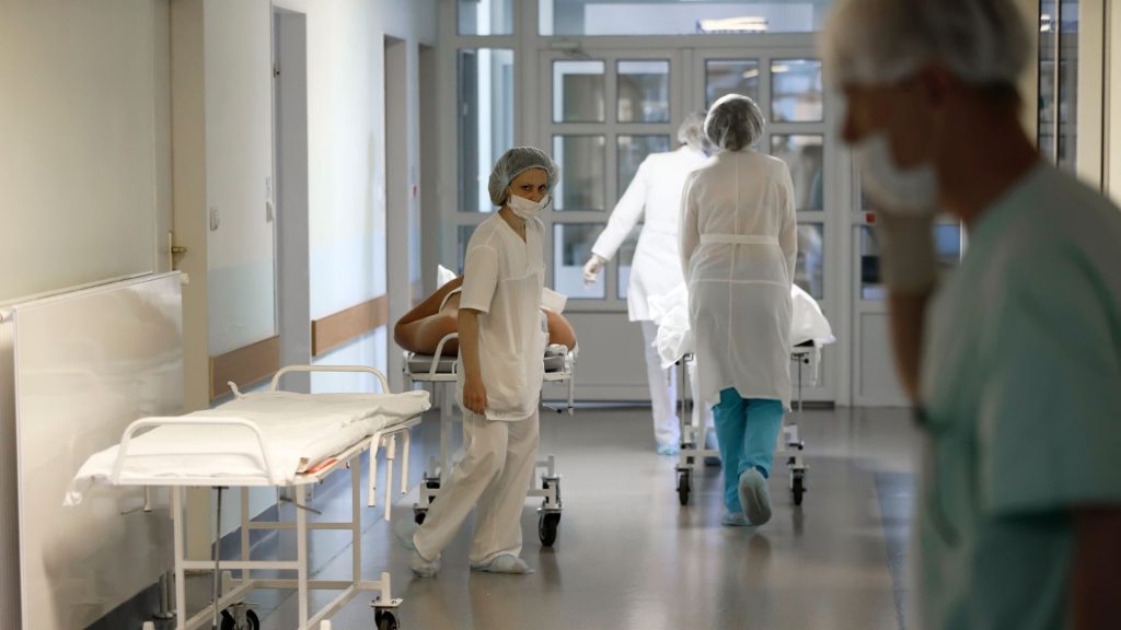 Posible negligencia médica en España: demandan a hospital por confundir derrame cerebral con otitis
