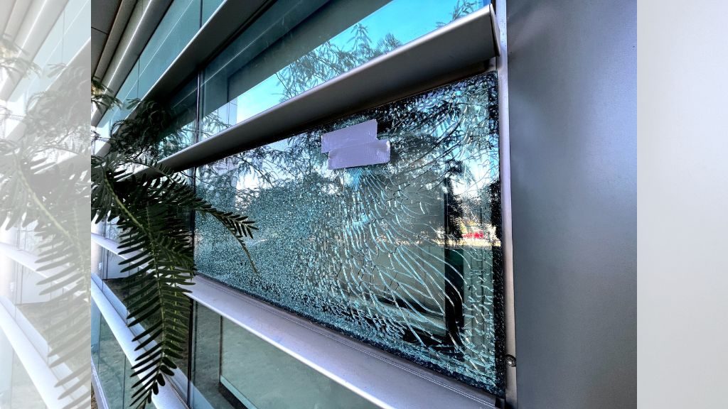 Preocupación en el hospital de Calama: balacera termina con dos tiros incrustados en vidrios de la sala de urgencias