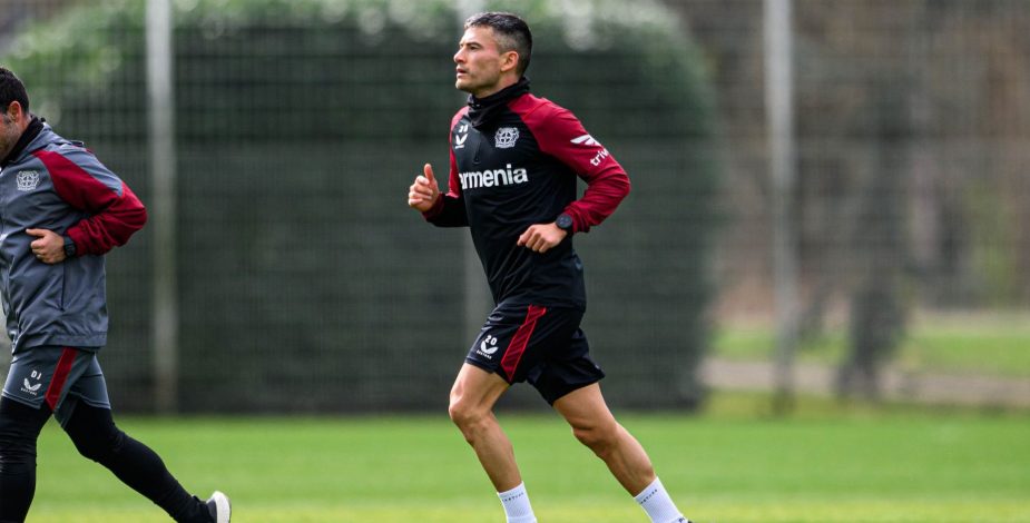 El “Príncipe” está de regreso: Charles Aránguiz volvió a los entrenamientos con el Bayer Leverkusen