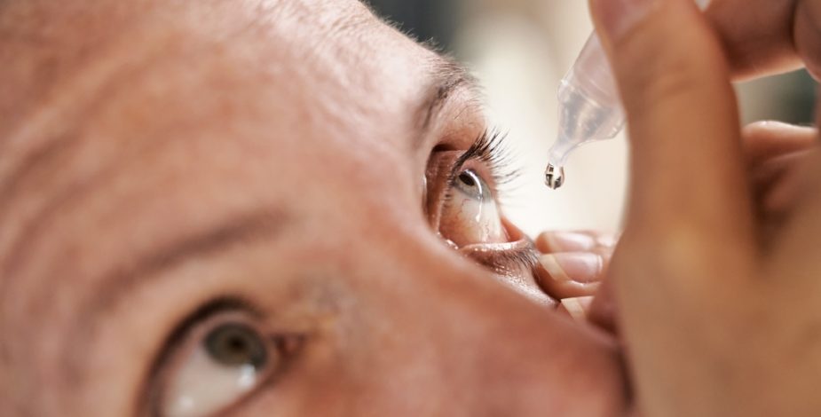 Una persona falleció y otras ocho quedaron ciegas tras utilizar gotas para los ojos en Estados Unidos