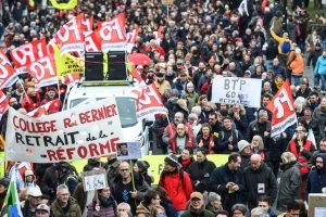 Gobierno francés se dispone a negociar reforma de pensiones con sindicatos y otros partidos