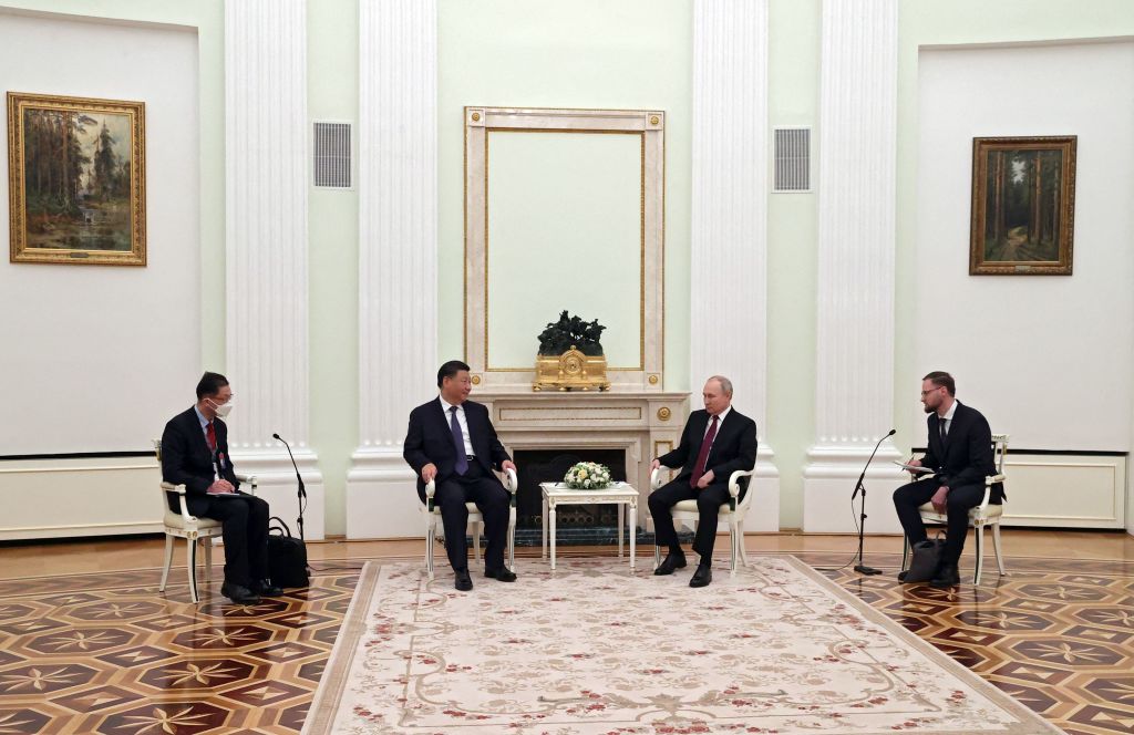 Los presidentes de China y Rusia reunidos en un salón del Kremlin en Moscú