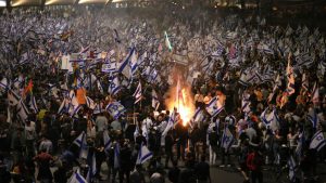 Primer ministro de Israel destituye a ministro de Defensa en medio de masivas protestas en Tel Aviv