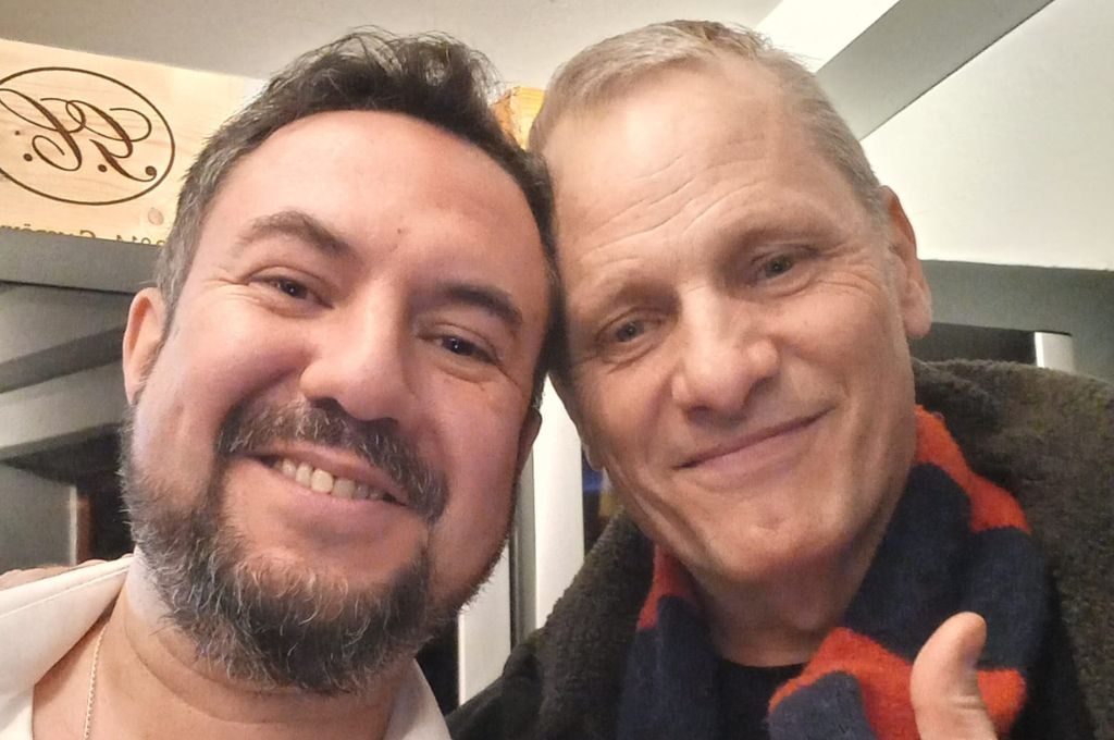 "Es muy tímido y habla muy bajito": Conocimos al chileno que se tomó selfie con Viggo Mortensen