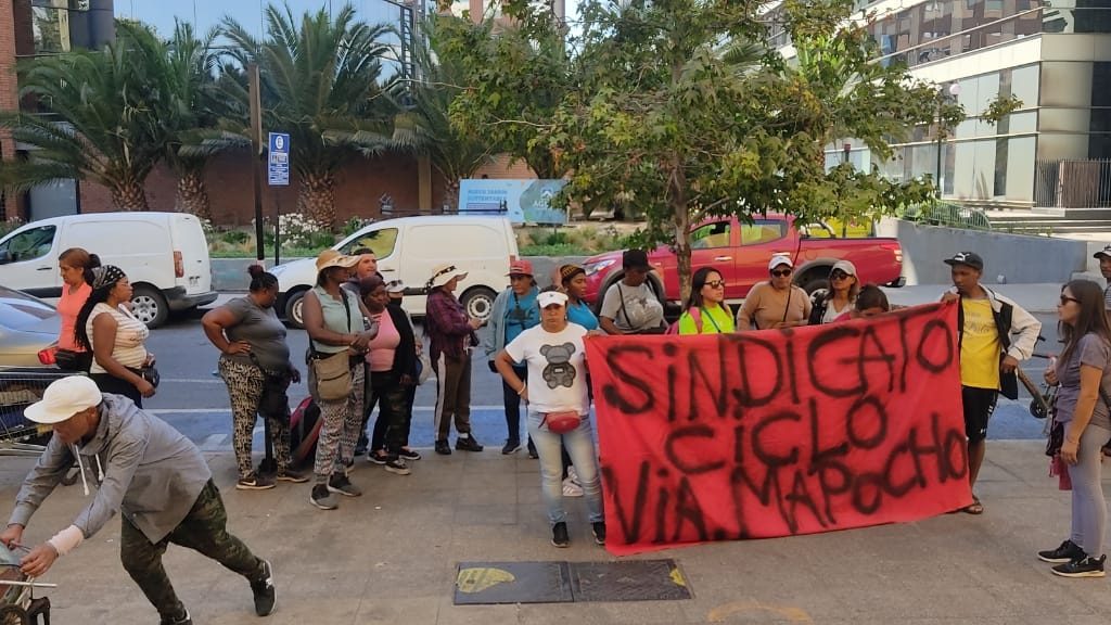 Comerciantes bloquean acceso de la Dirección de Tránsito de Santiago: exigen renovación de permisos