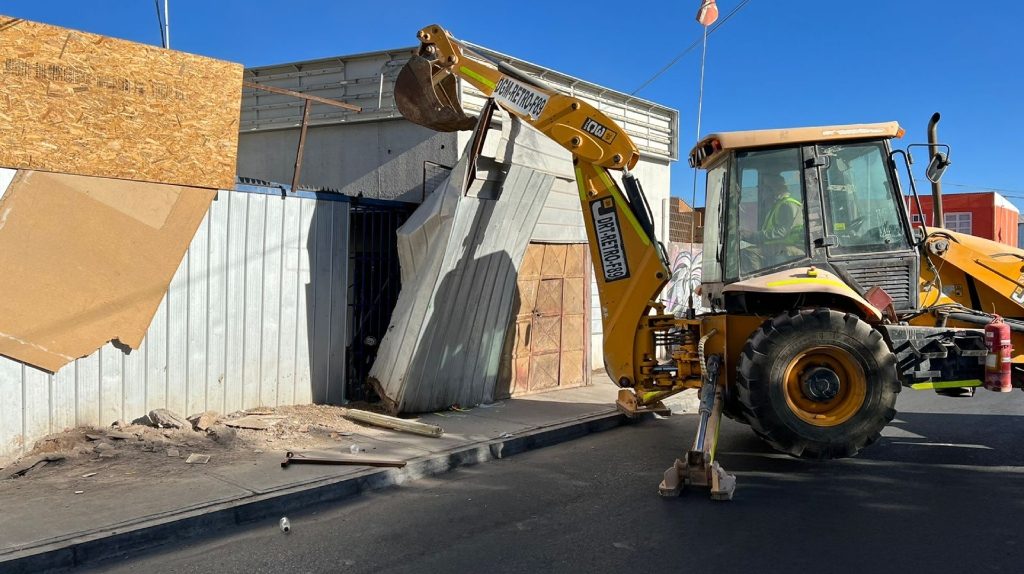 Son más de 16 propiedades: Demuelen la primera "narco casa" en Calama