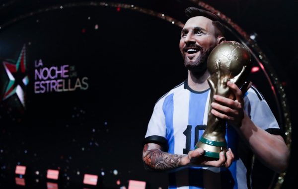 El mejor al museo: Conmebol homenajeó a Lionel Messi con una estatua en tamaño real