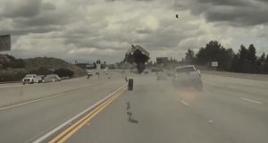 ¡Impactante accidente en Los Angeles! auto sale volando en una carretera de Estados Unidos
