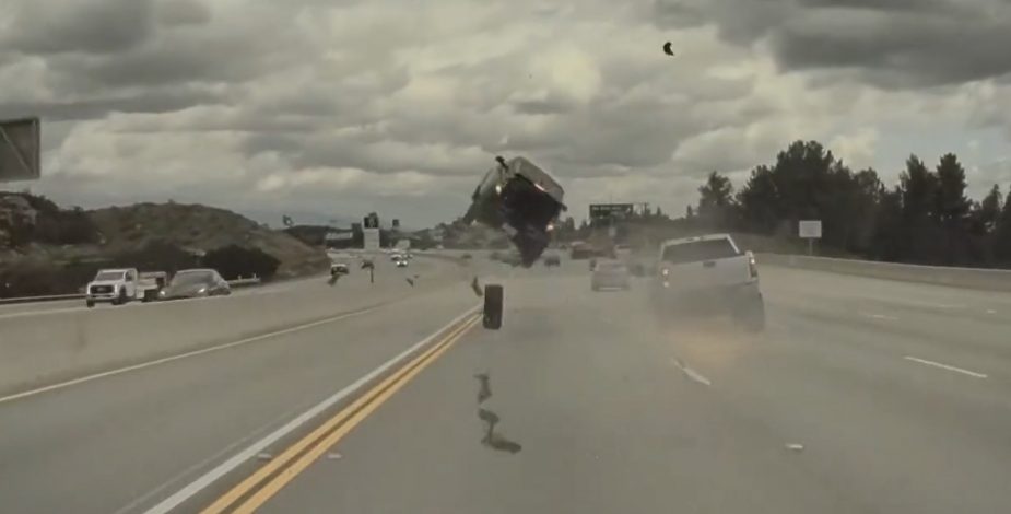 ¡Impactante accidente en Los Angeles! auto sale volando en una carretera de Estados Unidos