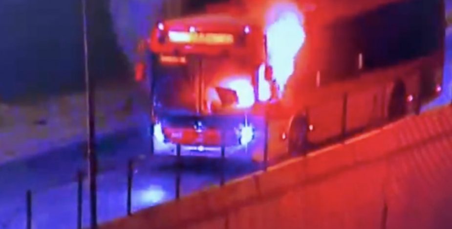 Incendian bus del transporte público en la comuna de Recoleta