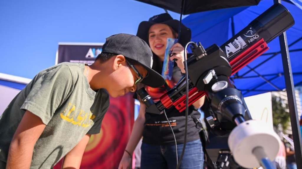 Democratizando el conocimiento: la ministra de Ciencia y Tecnología celebra el Día de la Astronomía en plaza pública de Maipú