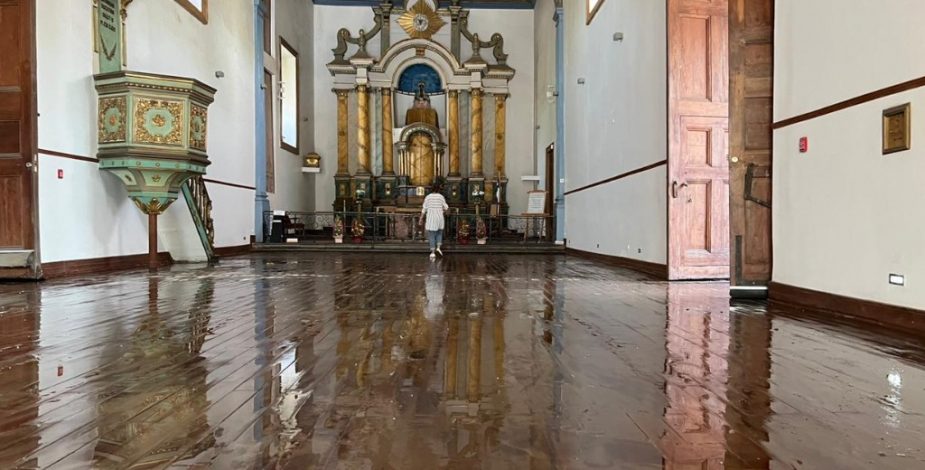 Iglesia de La Viñita sufre graves daños tras rotura de matriz en Recoleta: monumento nacional queda completamente inundado