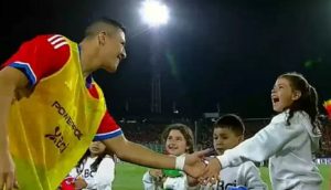 "Soy la niña": Pequeña sorprendió con tierno gesto con Alexis Sánchez en partido Chile Paraguay