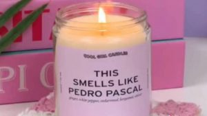 "Olor a Pedro Pascal": La extraña promesa de popular vela viral de TikTok