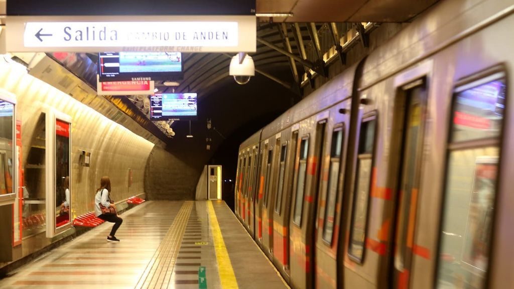 Metro de Santiago: estación Pedro de Valdivia permanece cerrada por filtración de agua