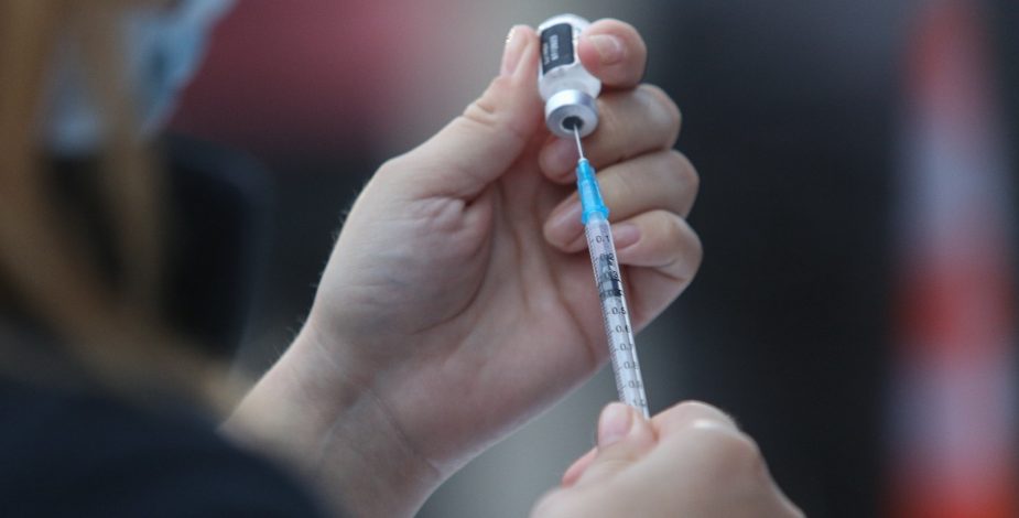 Inicia proceso de vacunación contra influenza: la inoculación podrá realizarse junto a la del covid-19