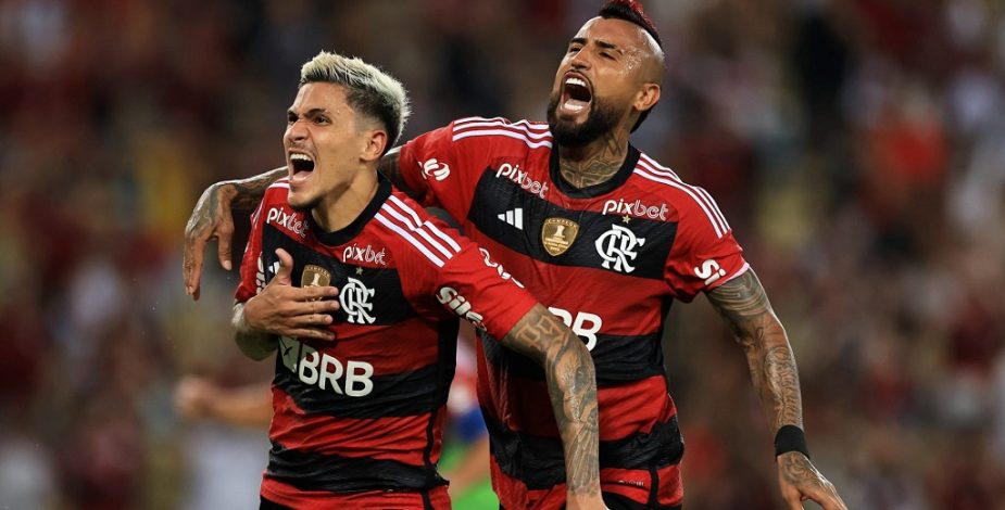 Con Vidal en cancha, Flamengo remontó con tremenda goleada sobre el Maringa y se metió de