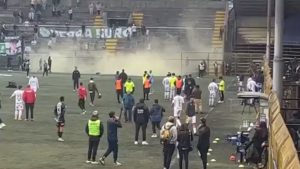 ¡Insólito! Pelea entre barras obliga a suspender duelo amistoso entre Provincial Osorno y Deportes Puerto Montt