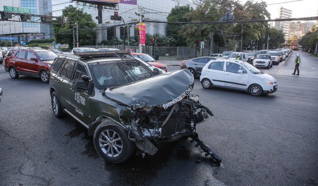 Camioneta de Carabineros protagoniza accidente de tránsito en Providencia:  cruzó con luz roja