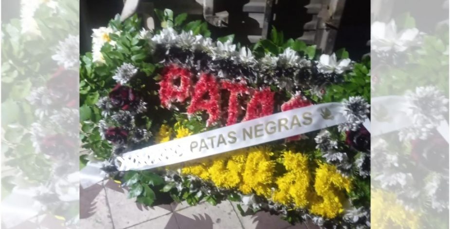 “Patas Negras”: desconocidos disparan a casa en Pedro Aguirre Cerda y dejan corona de flores para intimidar