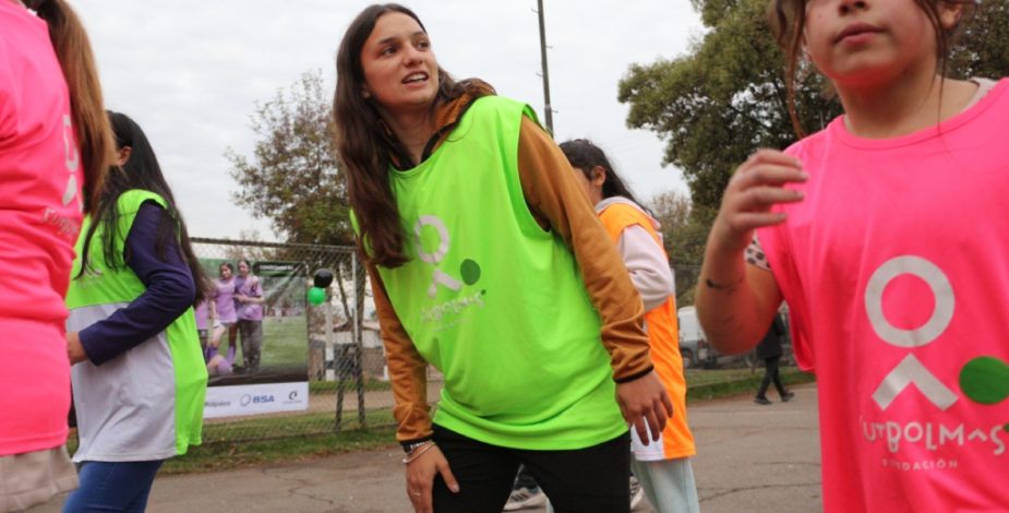 Isidora Olave conmemoró el Día del Fútbol Femenino junto a Fundación Fútbol Más