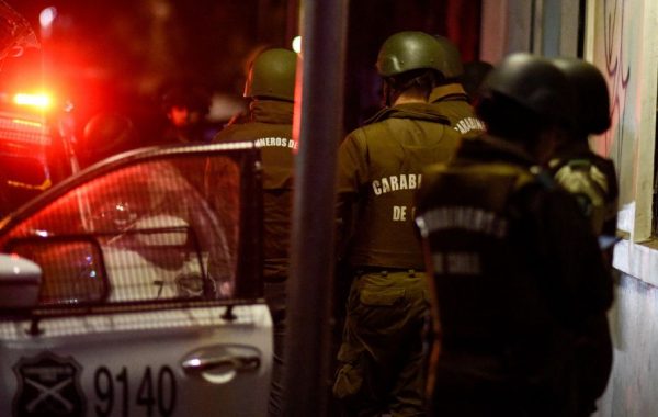 Familias en Cerro Navia y Peñalolén son víctimas de robo en sus viviendas: antisociales armados maniataron y golpearon a los moradores