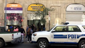 Sujetos roban cerca de $30 millones tras hacer forado en casa de cambio en Santiago centro
