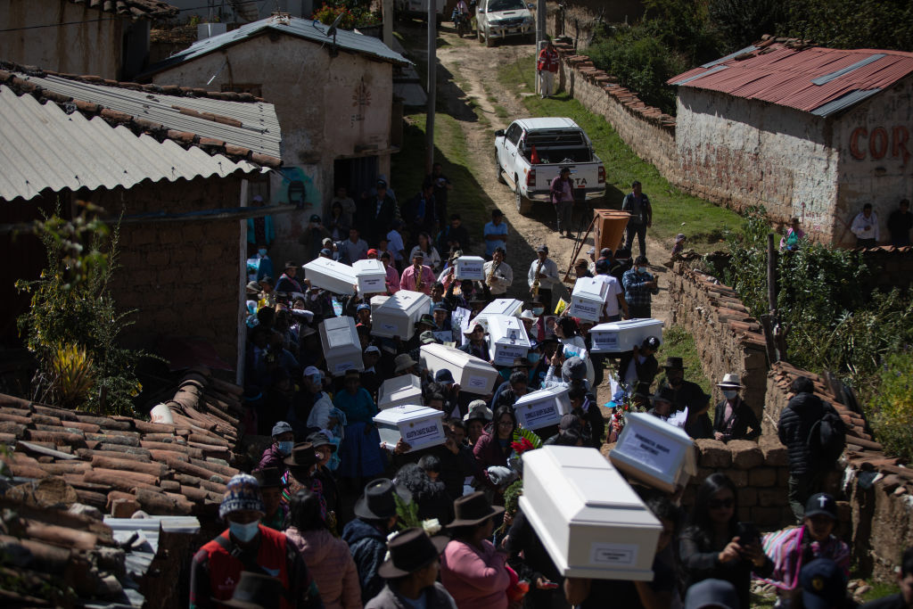 El funeral de víctimas de la represión estatal en Ayacucho del Perú