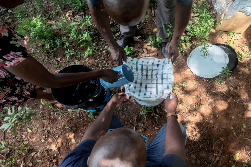 Habitantes de una villa en Mekemeke de Sudáfrica intentan filtrar el agua