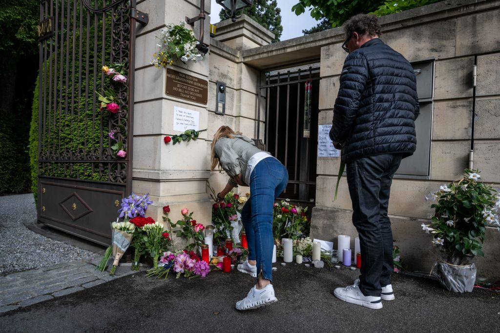 Fanáticos llevan ofrenda a casa de Tina Turner para recordarla