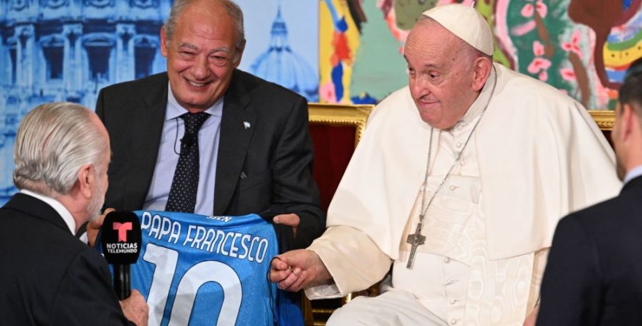Presidente de Napoli le propuso al Papa Francisco disputar un amistoso frente a San Lorenzo