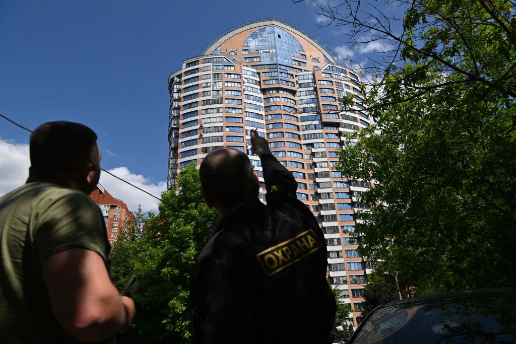 Guardias observan la zona del ataque con un dron a un edificio de Moscú