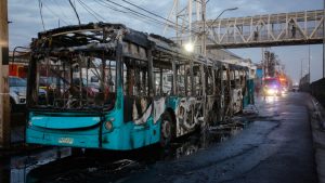 Por falla técnica: bus que transportaba pasajeros se quemó en la comuna de La Cisterna