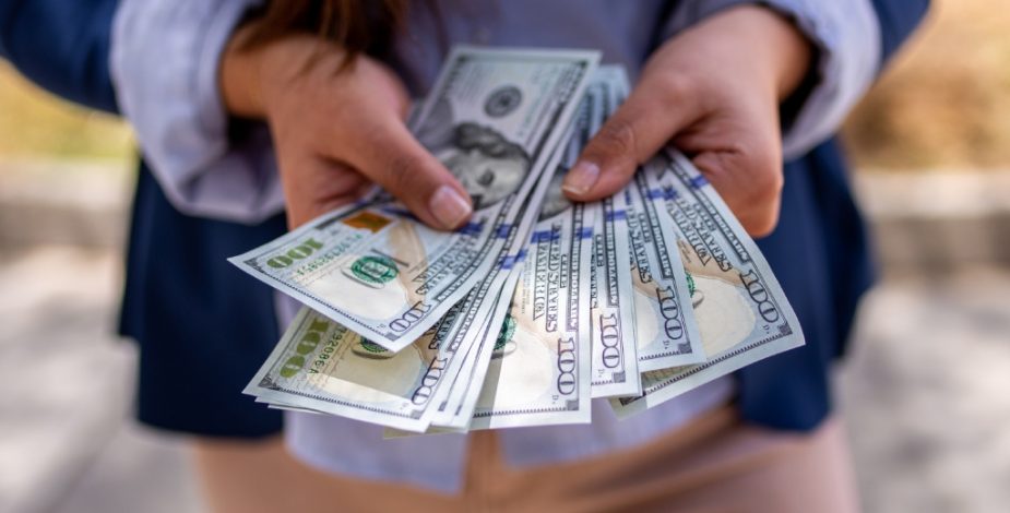 Dólar en Chile: divisa abre a la baja y descienden de los $800