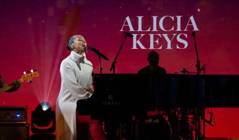 “This girl is on fire”: Alicia Keys sorprendió invitando a Anita Tijoux a cantar uno de sus éxitos en concierto