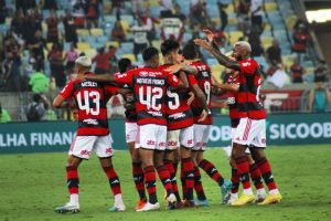 Flamengo goleó a Vasco en el Brasileirao con tremendo golazo del chileno Erick Pulgar
