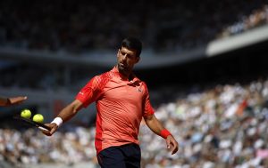 Novak Djokovic quedó marcando ocupado tras inesperada pifiadera que se llevó del público francés en Roland Garros