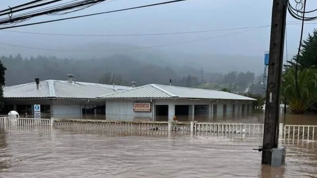 Hospital De Licantén Se Inunda Tras Desborde De Río Mataquito