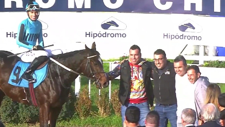 Esteban Paredes y Leo Monje celebran triunfo de su caballo en dramática carrera en el Hipódromo Chile
