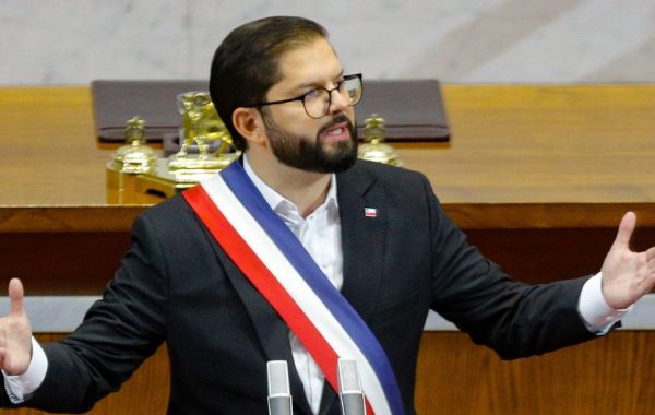 "En un país moderno y civilizado, no es aceptable que se hostigue a una académica por ser mapuche": la defensa del Presidente Boric a Elisa Loncon durante la Cuenta Pública 2023
