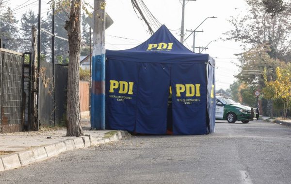 Doble homicidio en Santiago centro: desconocidos acribillaron a ocupantes en un automóvil