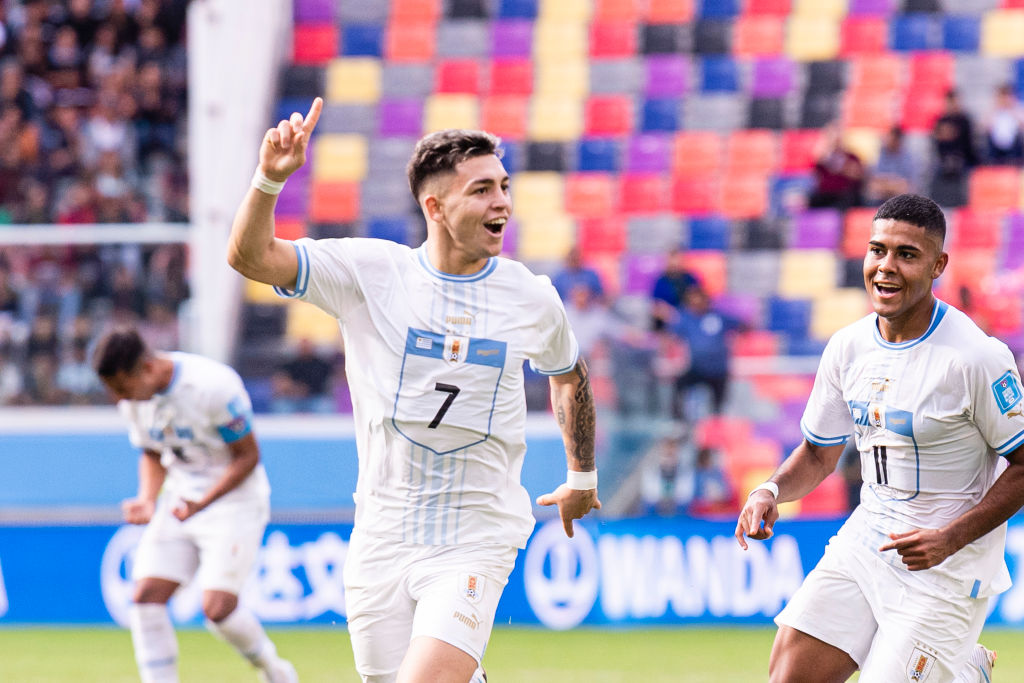 Anderson Duarte de Uruguay festeja el gol del triunfo sobre Gambia