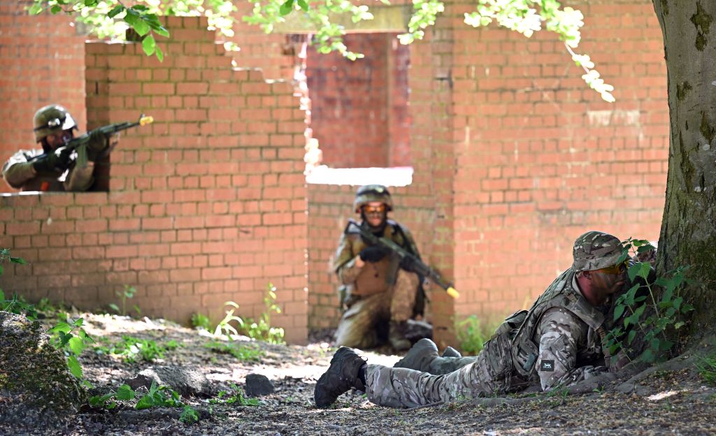 Soldados de Ucrania entrenan con militares del Reino Unido para la guerra