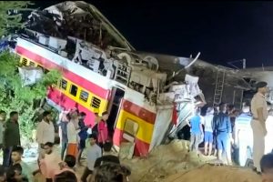 India: más de 280 muertos y 900 heridos en choque de trenes